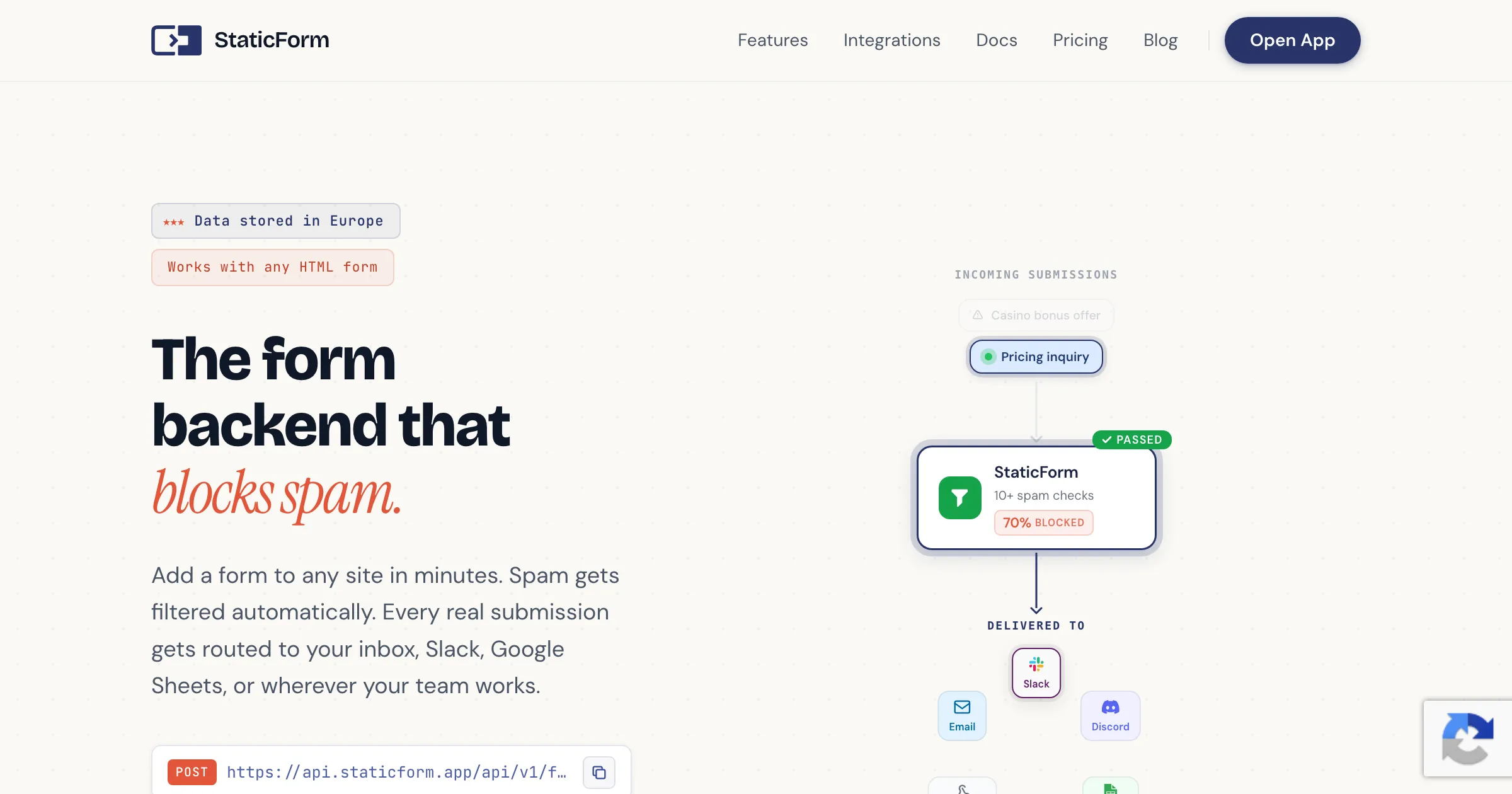 Screenshot van de StaticForm homepage met de kop 'The form backend that blocks spam' en een schema van een inzending die langs de spamfilter naar e-mail, Slack en Discord gaat
